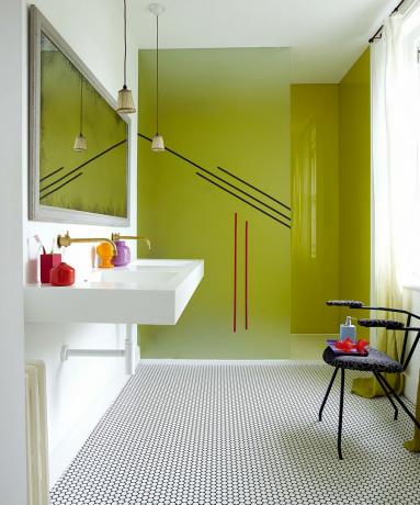 Carpetright tarafından banyoda geometrik lüks vinil karo ile kireç yeşili duş perdesi