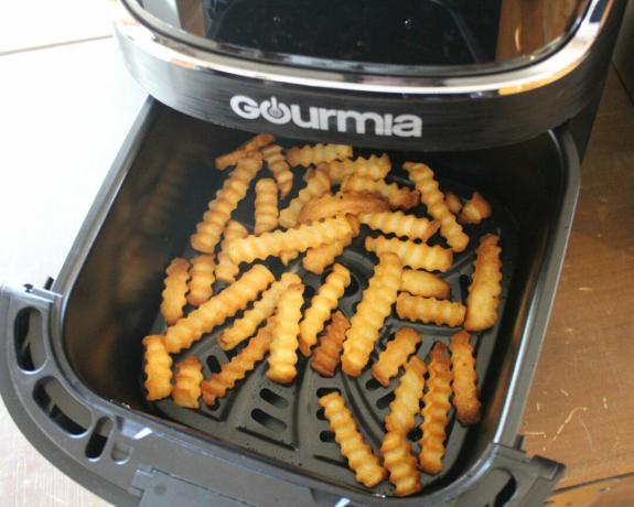 Sasmalcināti frī kartupeļi, kas pagatavoti Gourmia 4 kvartu digitālajā gaisa fritē