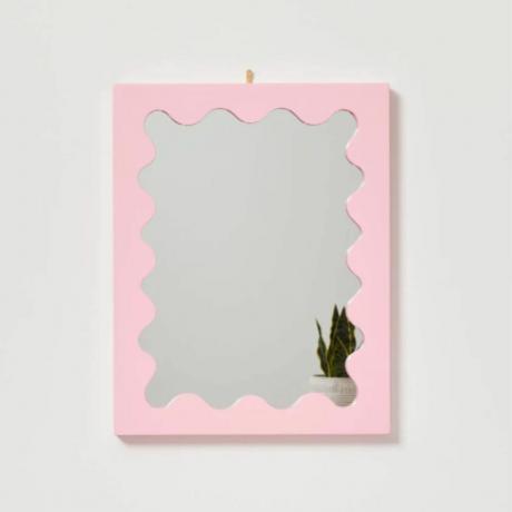 Lola Small Ripple Mirror em rosa com planta em reflexo