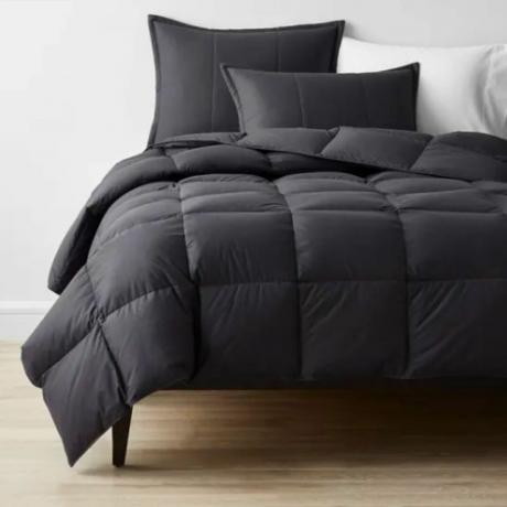 Черные комплекты постельного белья на кровати в образе образа жизни в спальне
