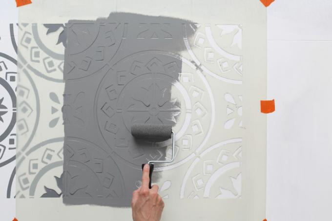 Een patroonvloer schilderen met een stencil