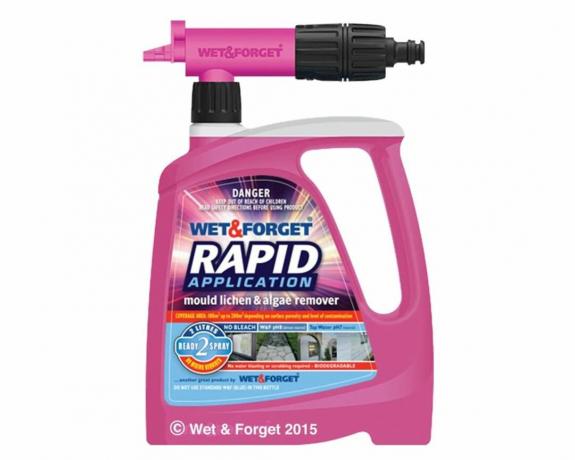 Una bottiglia rosa di detergente per terrazze Wet & Forget con uno spruzzatore ad applicazione rapida