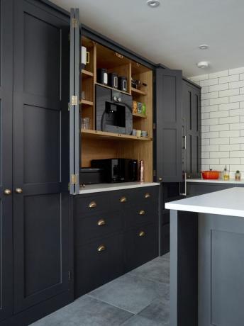 Küche mit dunklen Schränken und Speisekammer von Higham Furniture