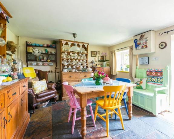 Sala da pranzo in un cottage colorato