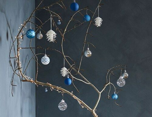 Alternatyvi Kalėdų eglutė, papuošta mėlynos ir baltos spalvos rutuliukais