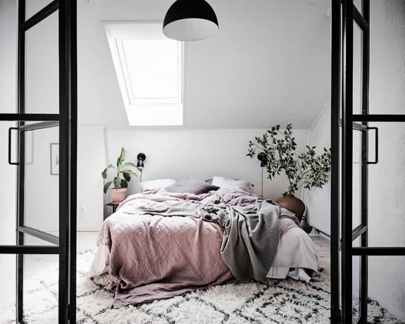 Idées de chambre partagées - Conception de chambre de filles avec des portes crital à cadre noir par Anders Bergstedt