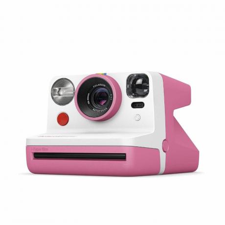 Et hvitt og rosa polaroidkamera
