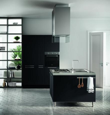 et mørkt kjøkken med en liten kjøkkenøy med ben og en vask i moderne stil
