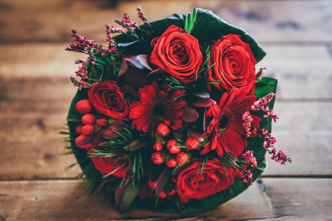 gėlių kompozicija su raudonomis rožėmis