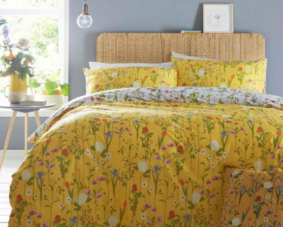 Geltonų gėlių antklodžių ir pagalvių užvalkalų komplektas, kurį sukūrė „French Bedroom Co“