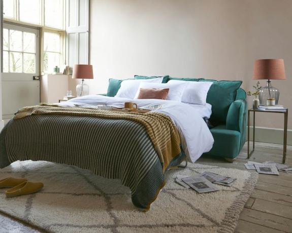 Loaf. द्वारा चैती हरे रंग के सोफा बेड के साथ अतिथि कक्ष