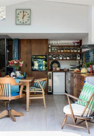 Ben Arkell et Fahmida Bakht ont meublé leur extension de cuisine avec des trésors vintage pour créer un espace familial unique