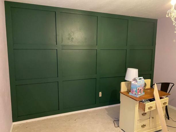 Creazione di un muro di accento in legno fai-da-te dipinto di verde