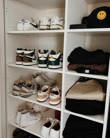 خزانة صغيرة بها عدة أزواج من الأحذية