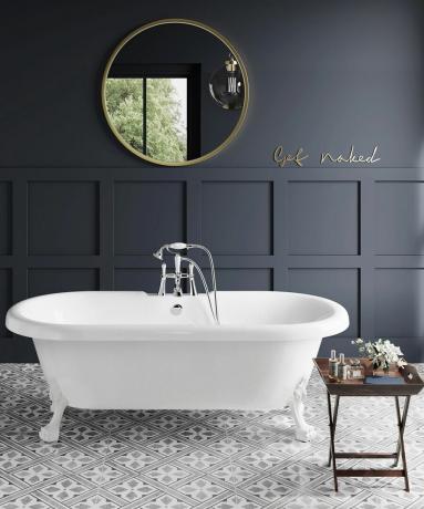 Tamsiai mėlynas vonios kambarys su apvalaus vonios veidrodžio idėja, balta laisvai pastatoma vonia