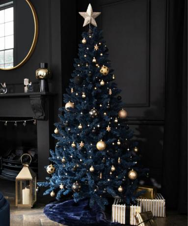 debesu Ziemassvētku eglītes stils ar indigo koku un zvaigžņu un mēness rotājumiem