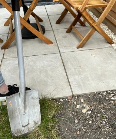 La colaboradora Kate Sandhu usando una pala de metal en el patio trasero
