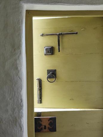 дверь с утилизированной фурнитурой