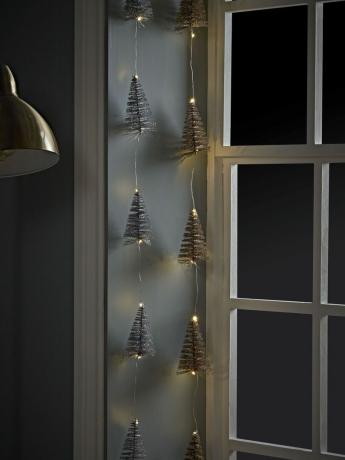 Tampilan jendela Natal: Lampu peri pohon Natal