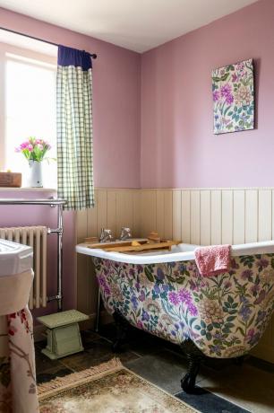 bloemenbad op pootjes roze cottage badkamer