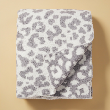 Een deken met grijs en witte luipaardprint