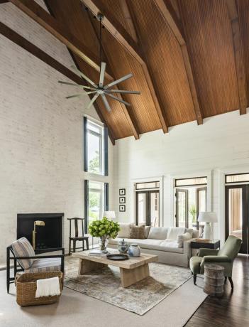 Immagine di soggiorno con soffitto a volta con travi in ​​legno