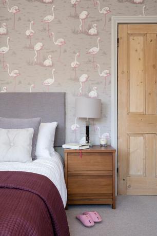 Siva spalnica s tapetami flamingo