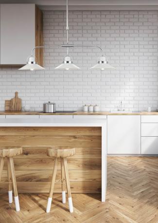 bucătărie cu dulapuri albe și blaturi din lemn de dar lighting group