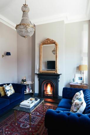 Elegantna dnevna soba z dvema modrima zofama