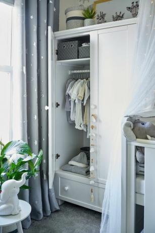 Дитяча кімната Дані Дайєра - зона гардеробу, відкрита з одягом всередині