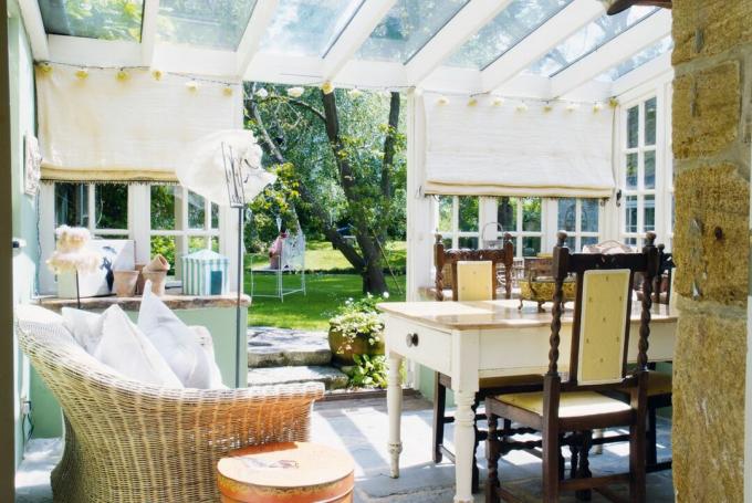 고리버들 의자와 식당이 있는 정원 방 온실