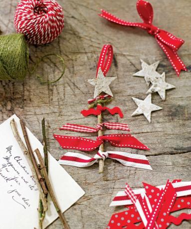 小枝、リボン、星からのクリスマスツリーの装飾