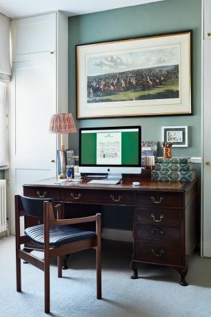 studere med antikt skrivebord i viktoriansk London -hjem