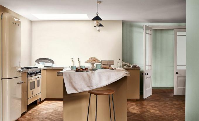 keittiö, jossa on nykyaikainen mutta retro -tunnelma, maalattu dulux -maalilla upeilla puisilla yksiköillä ja keittiösaari