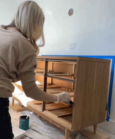 Brooke Waite traite la vanité de la commode en bois avec une teinture au gel et des traitements polycryliques