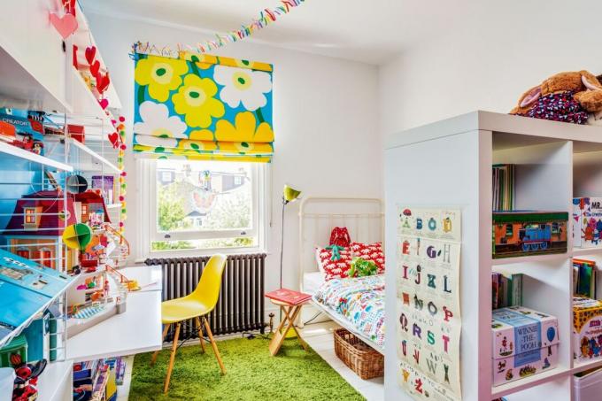 camera da letto per bambini con molti colori vivaci e caratteristiche accattivanti fotografata da Bruce Hemming