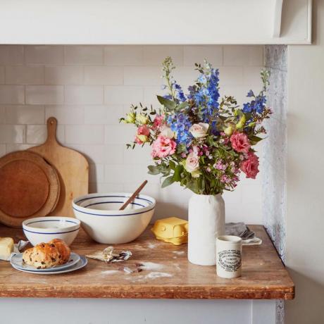 um buquê de flores do campo amarrado à mão em uma mesa de cozinha