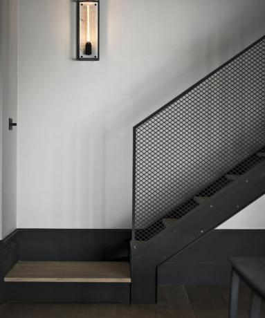 רעיון למעקה שחור לכלוב מדרגות של Nest עם פנס קיר כלוב