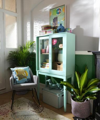 Zeleni ormar od mente u hodniku sa Homesenseovom stolicom