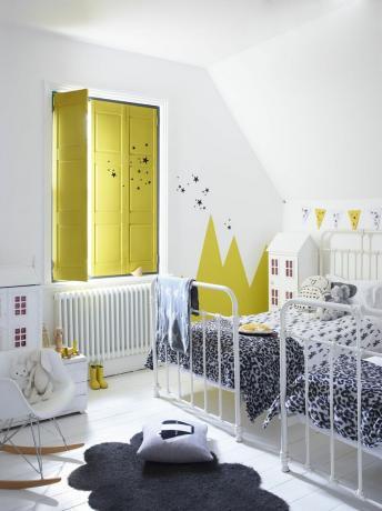 पीले शटर के साथ छोटे बच्चों के बेडरूम के विचार