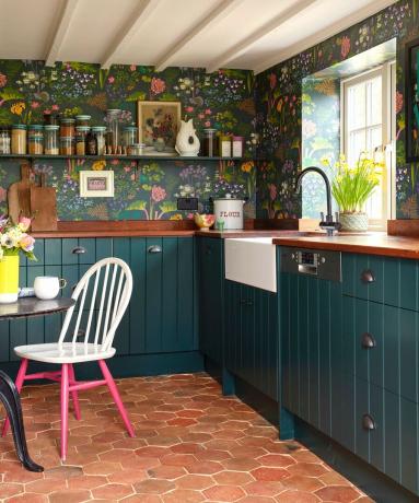 Giliai žalia virtuvė su borastapeter tapetais