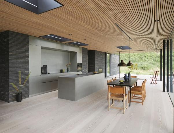 kjøkken med kjøkkenbenk i rustfritt stål