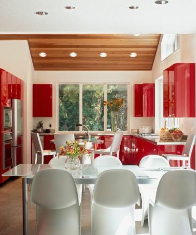 Virtuvės spalvos, kurių reikia vengti parduodant namus: raudona