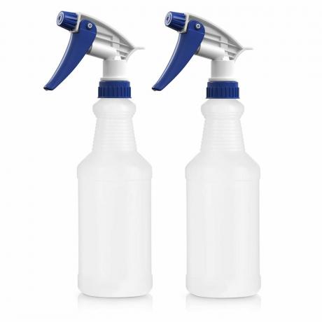 Gümüş ve mavi başlıklı iki plastik sprey şişesi