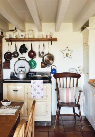 venkovská chata kuchyně s nádobím na displeji fotografoval darren chung