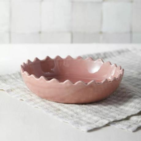 Pink scalloped skål på grå serviet