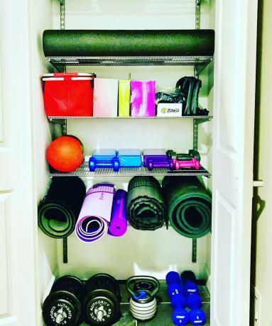 Стелаж за съхранение на домашна фитнес зала в килер