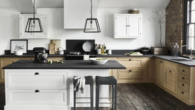 Κουζίνα σε σχήμα l με ξύλινα και λευκά ντουλάπια κουζίνας από τον Ποσειδώνα