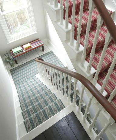 Trapp med grønne og røde trappeløpere på tvers av forskjellige nivåer i hjemmet av Roger Oates