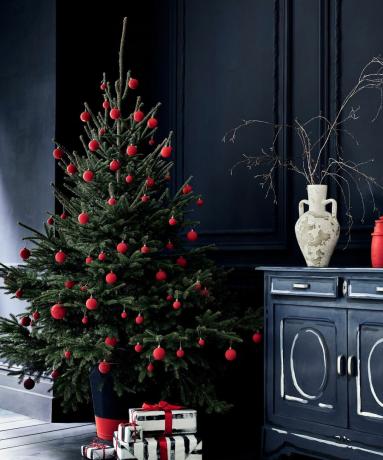 Uno schema di decorazioni natalizie blu navy e rosso
